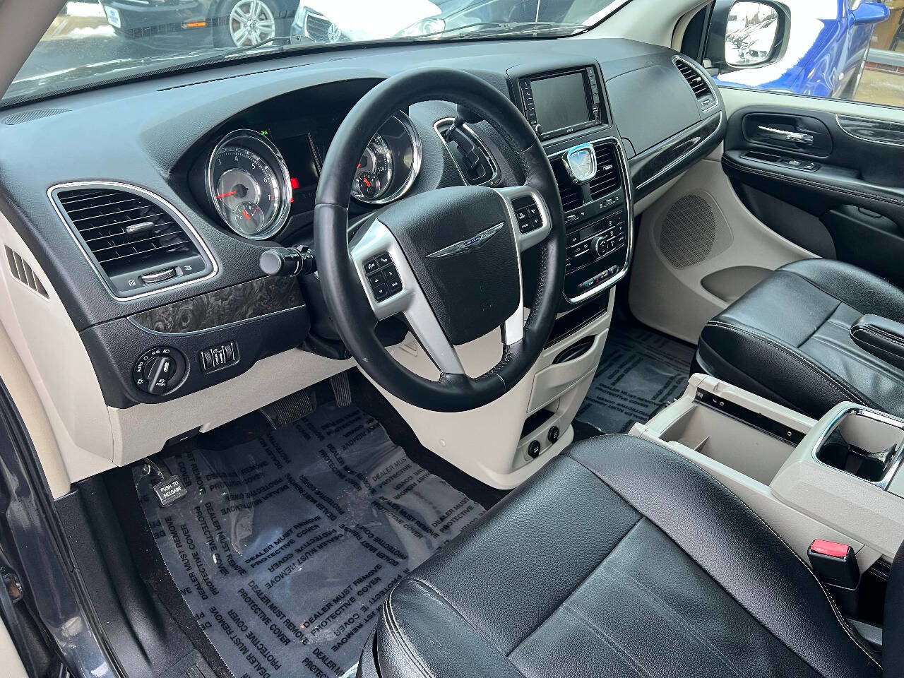 Used 2014 Chrysler Town & Country Touring image 19