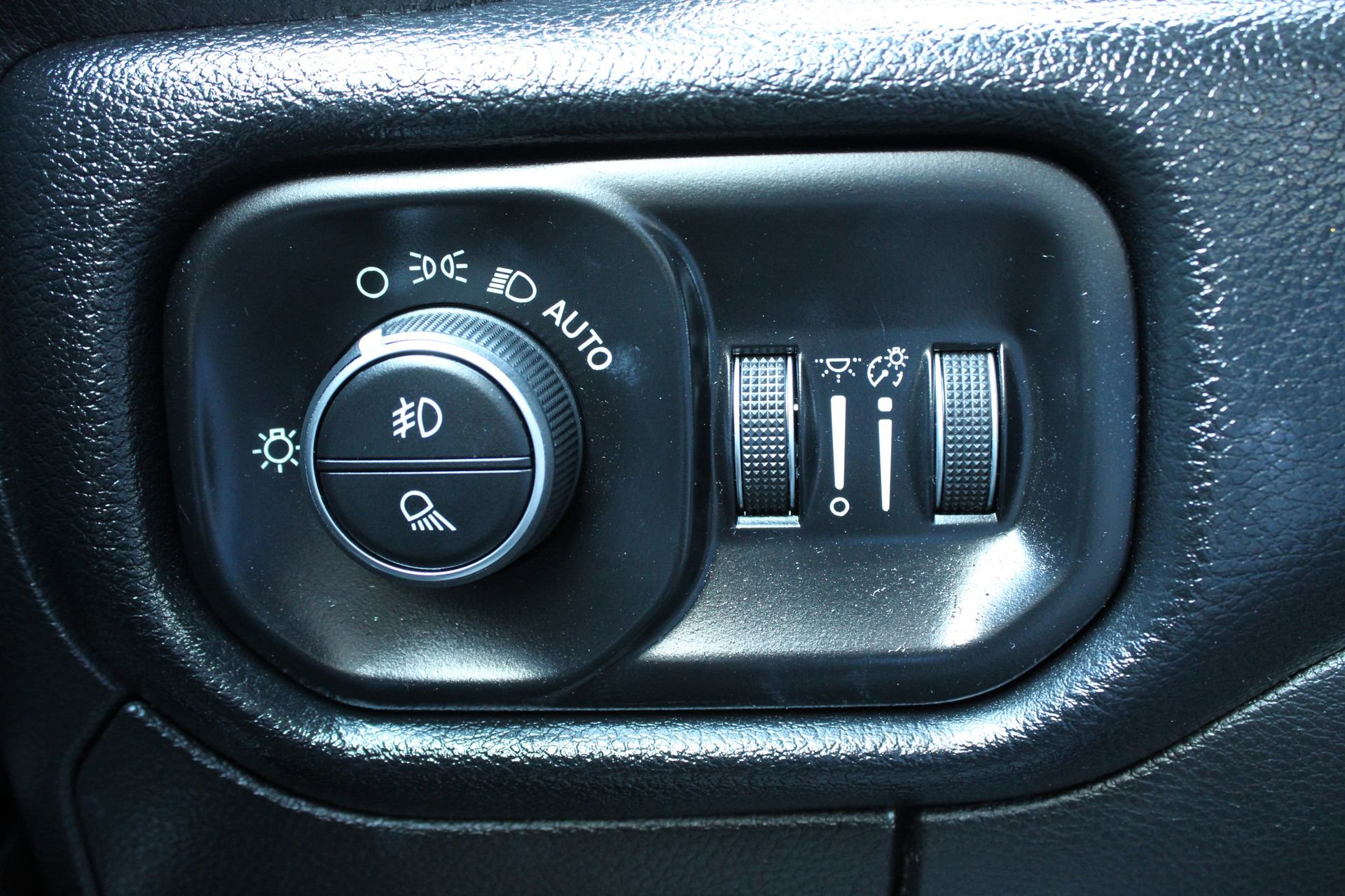 Used 2019 RAM 1500 Laramie AWD/4WD image 28