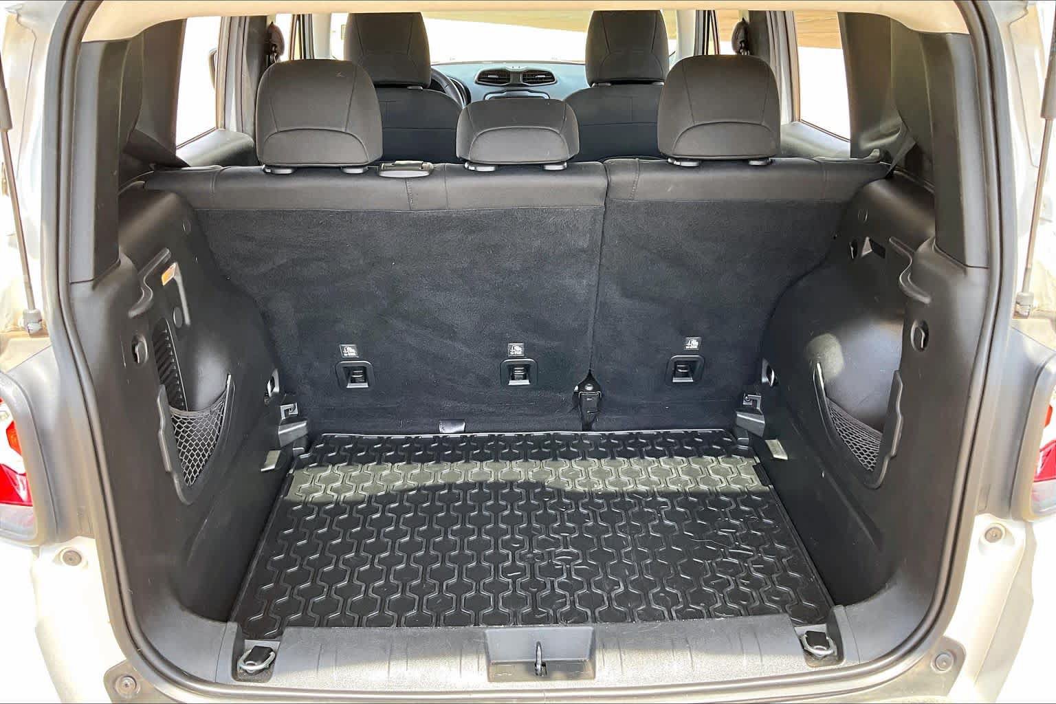 Used 2018 Jeep Renegade Latitude FWD image 30