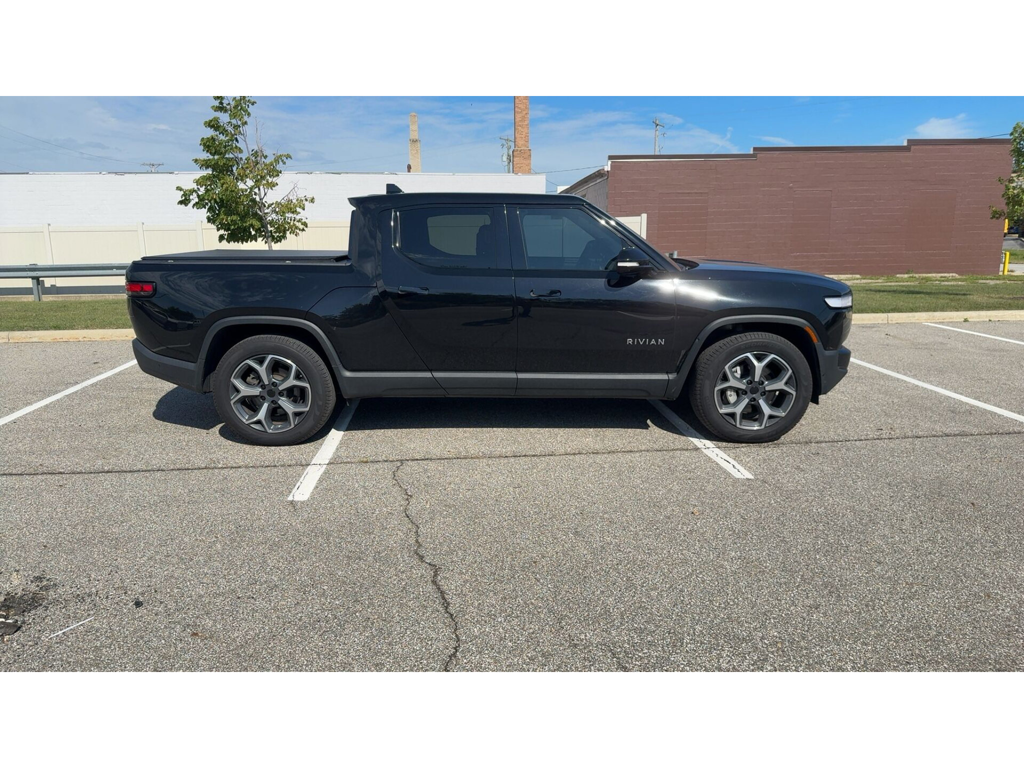 Used 2023 Rivian R1T Adventure Dual AWD/4WD image 3