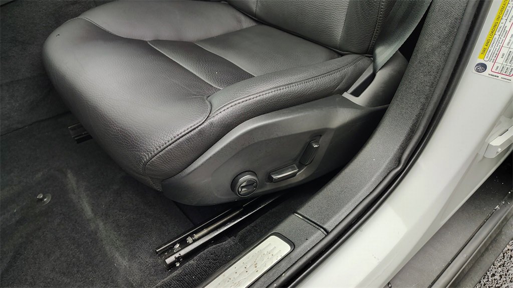 Certified 2025 Volvo V60 B5 Cross Country Plus image 10