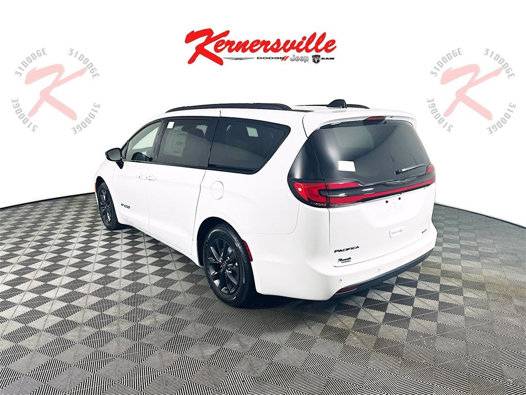 New 2025 Chrysler Pacifica Select w/ Uconnect Theater Family Group image 5