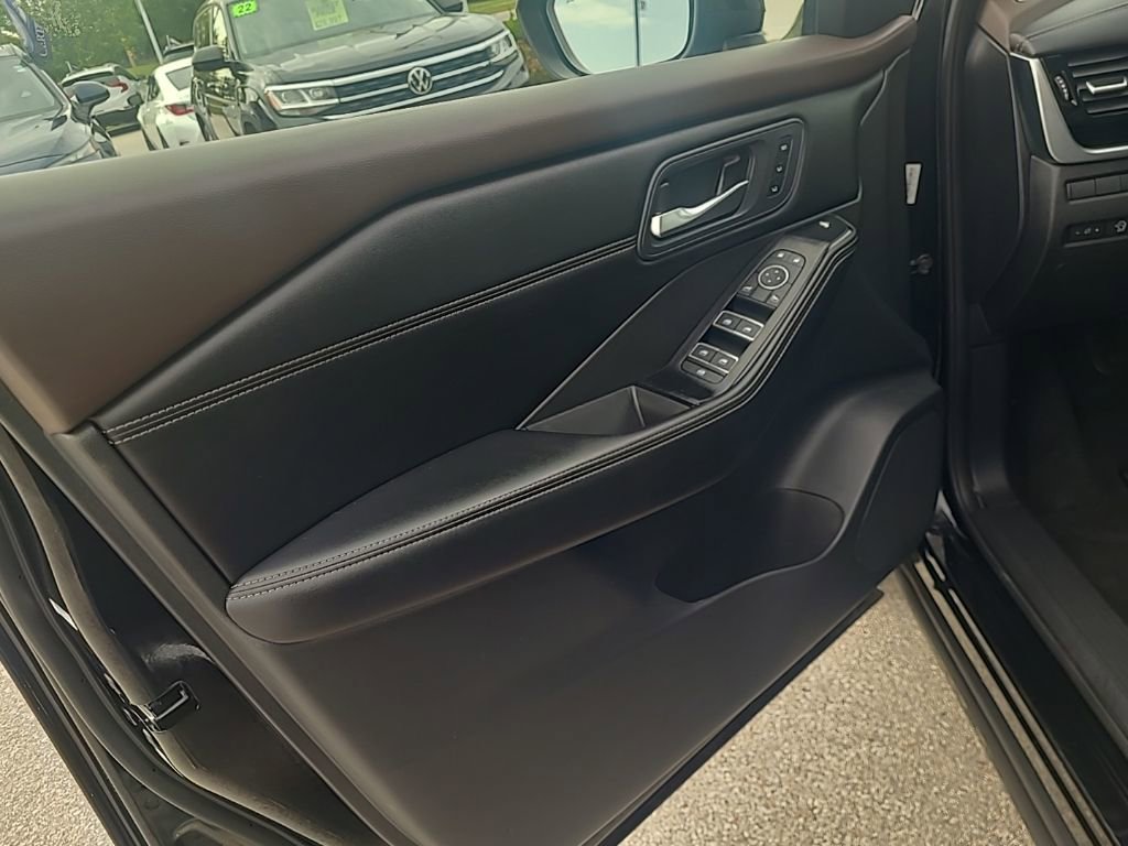 Used 2023 Nissan Rogue SL w/ SL Premium Package image 11