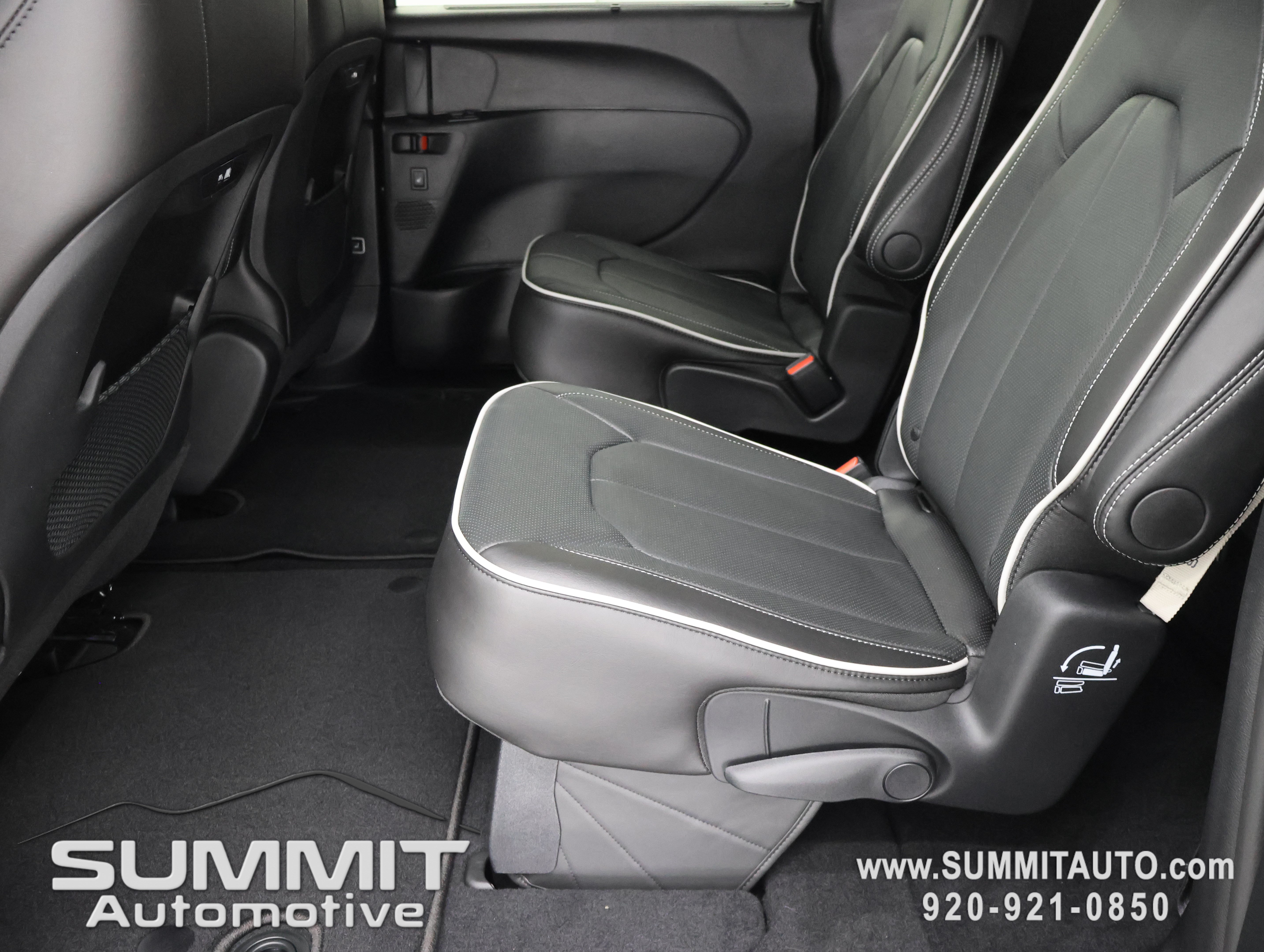 New 2027 Chrysler Pacifica Limited AWD/4WD image 9