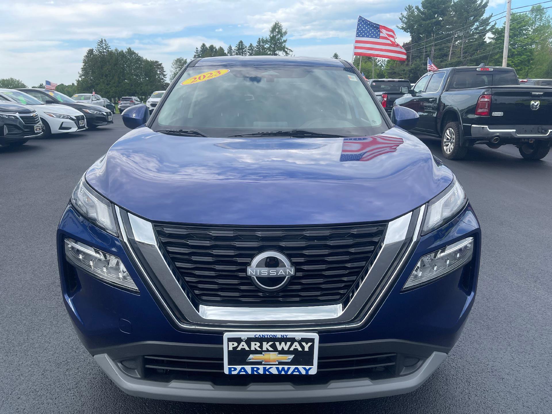 Used 2023 Nissan Rogue SV image 2