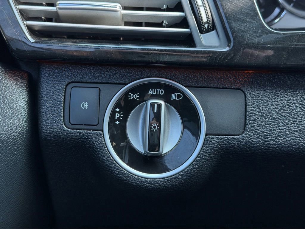 Used 2011 Mercedes-Benz E 350 BlueTEC Sedan image 18