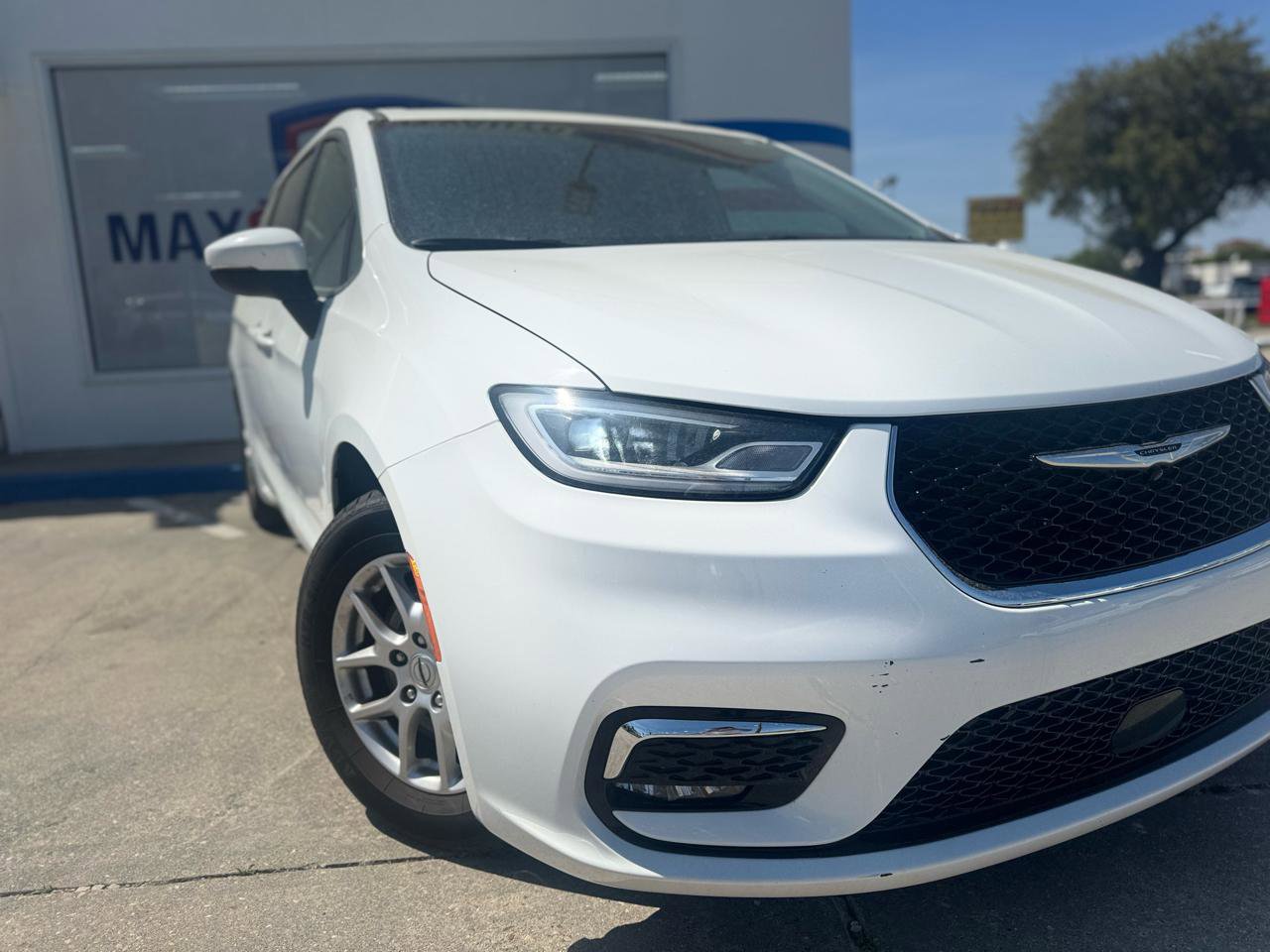 Used 2023 Chrysler Pacifica Touring-L image 18