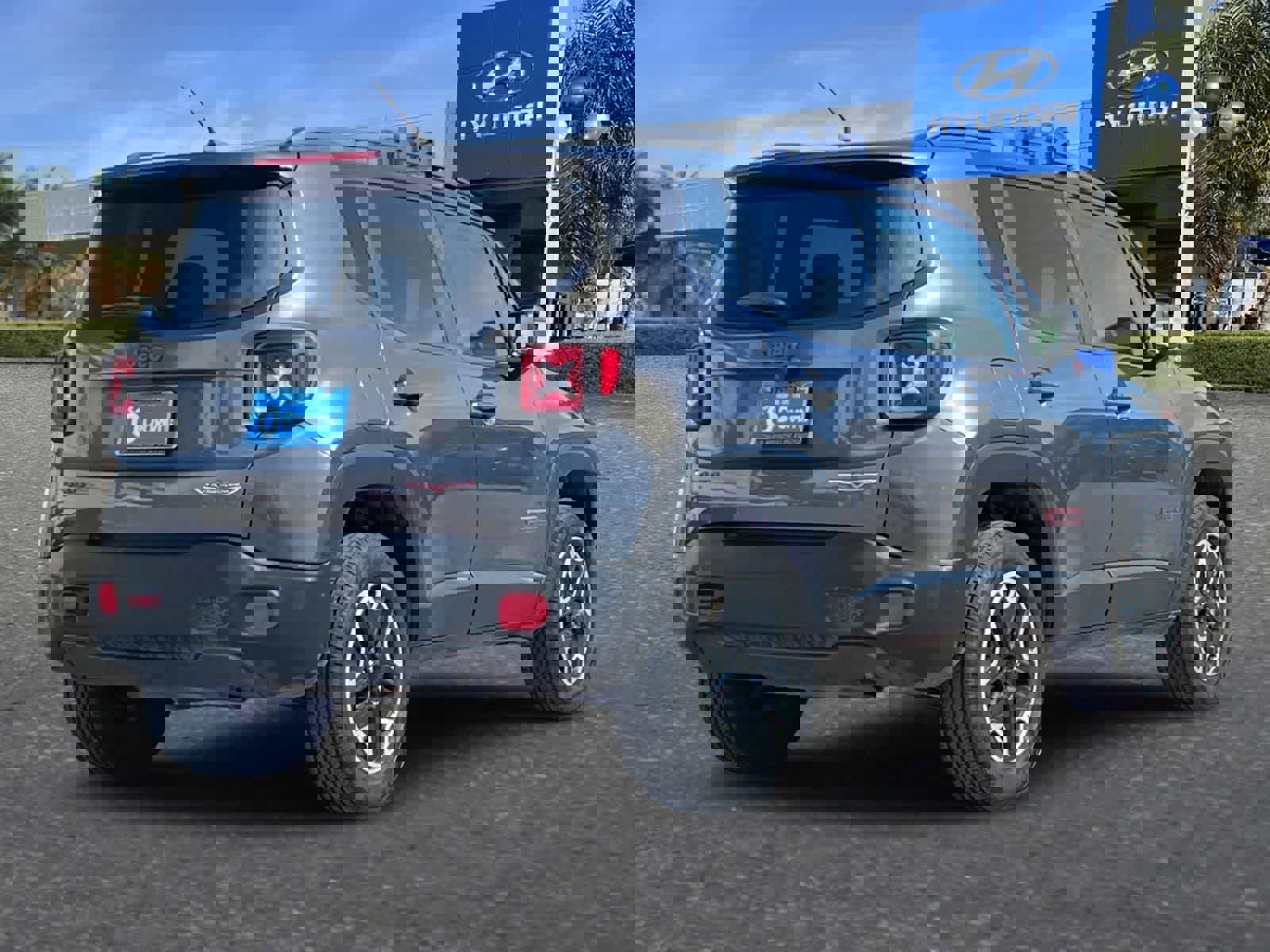 Used 2016 Jeep Renegade Trailhawk image 3