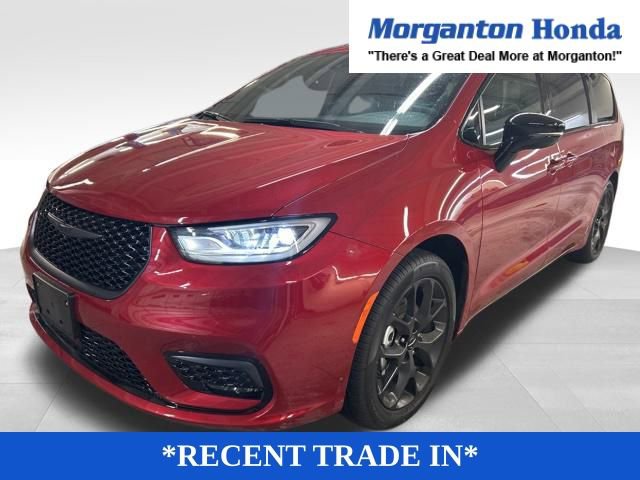 Used 2025 Chrysler Pacifica Limited image 3