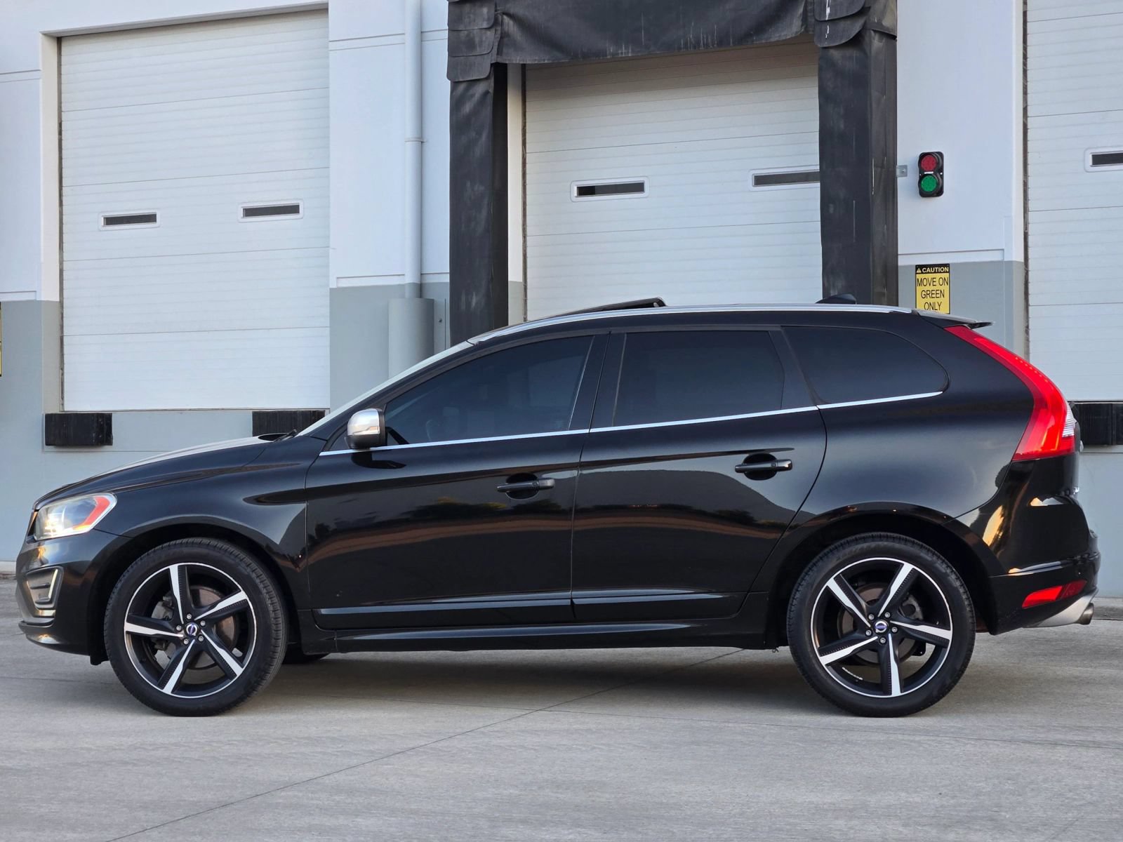 Used 2016 Volvo XC60 T6 R-Design AWD/4WD image 5