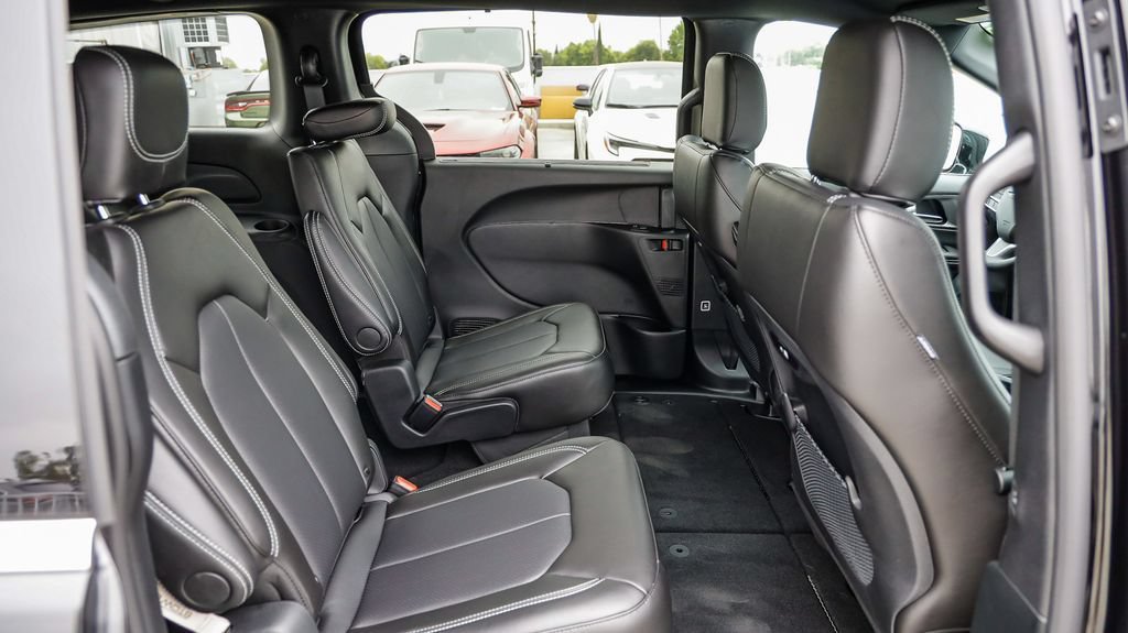 New 2027 Chrysler Pacifica Select FWD image 19