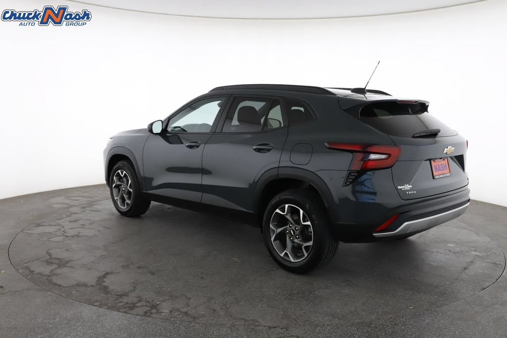 Used 2025 Chevrolet Trax LT FWD image 9