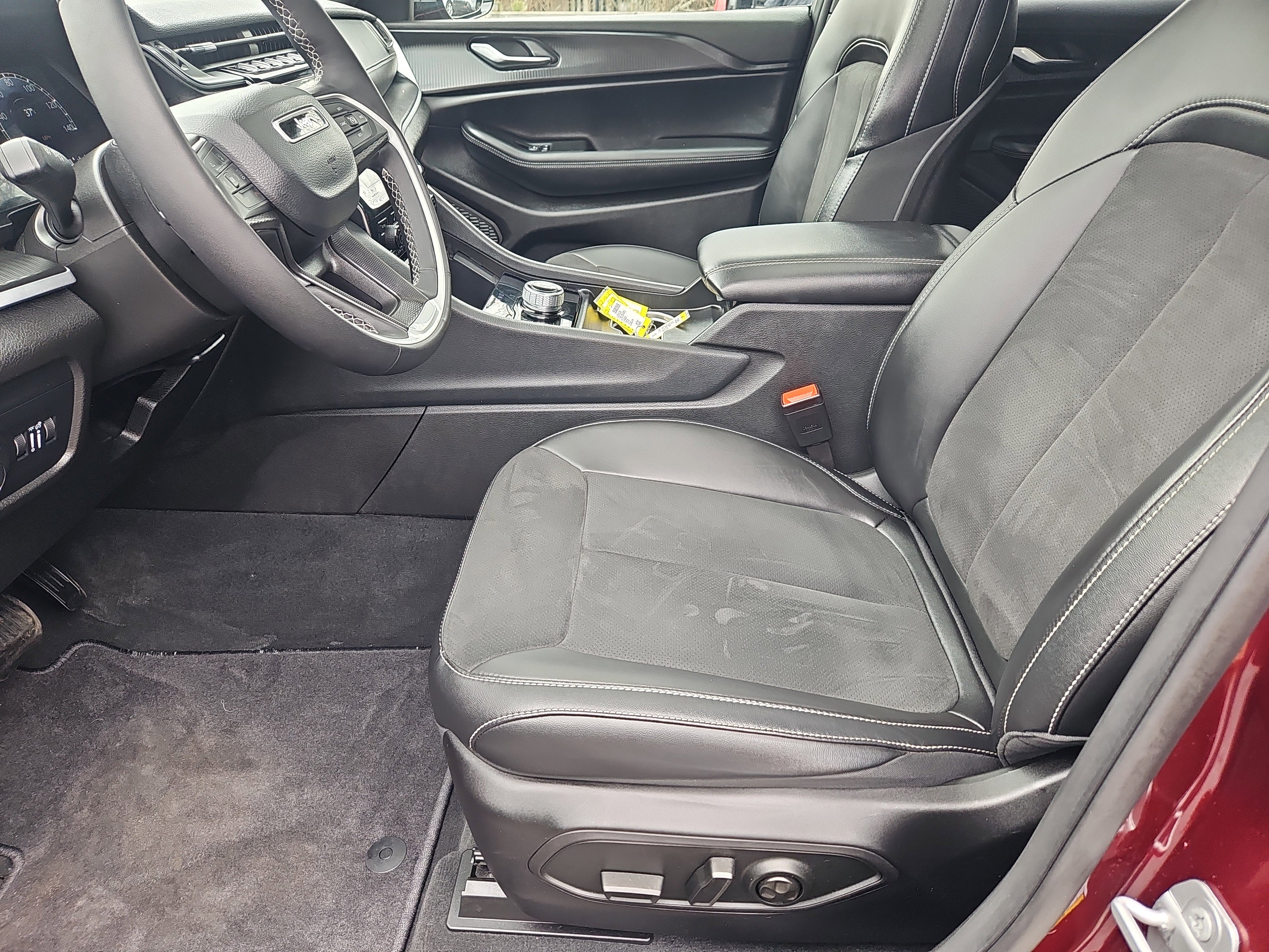 Used 2025 Jeep Grand Cherokee Altitude image 32