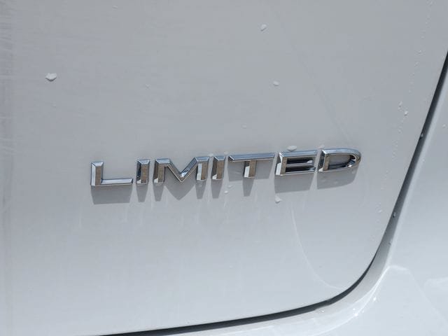 New 2027 Chrysler Pacifica Limited FWD image 8
