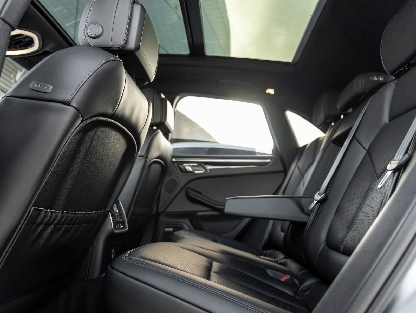 Certified 2026 Porsche Macan AWD/4WD image 34