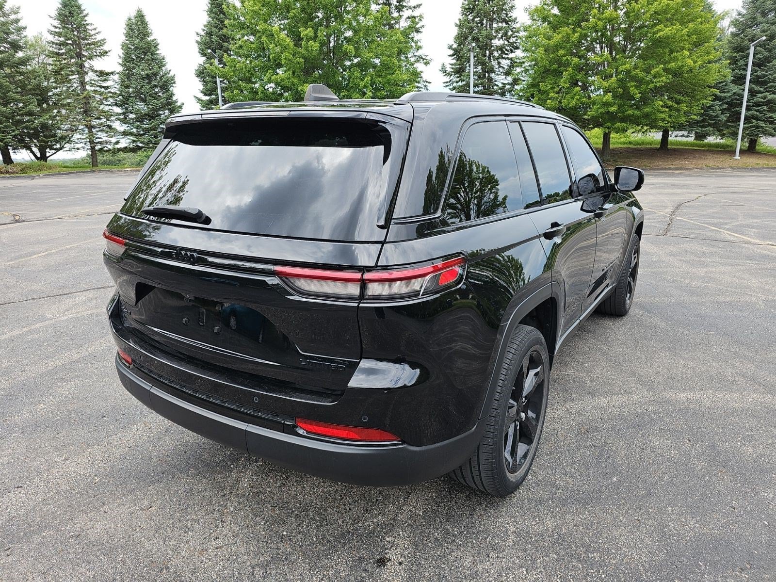 Used 2023 Jeep Grand Cherokee Limited w/ Black Appearance Package AWD/4WD image 6
