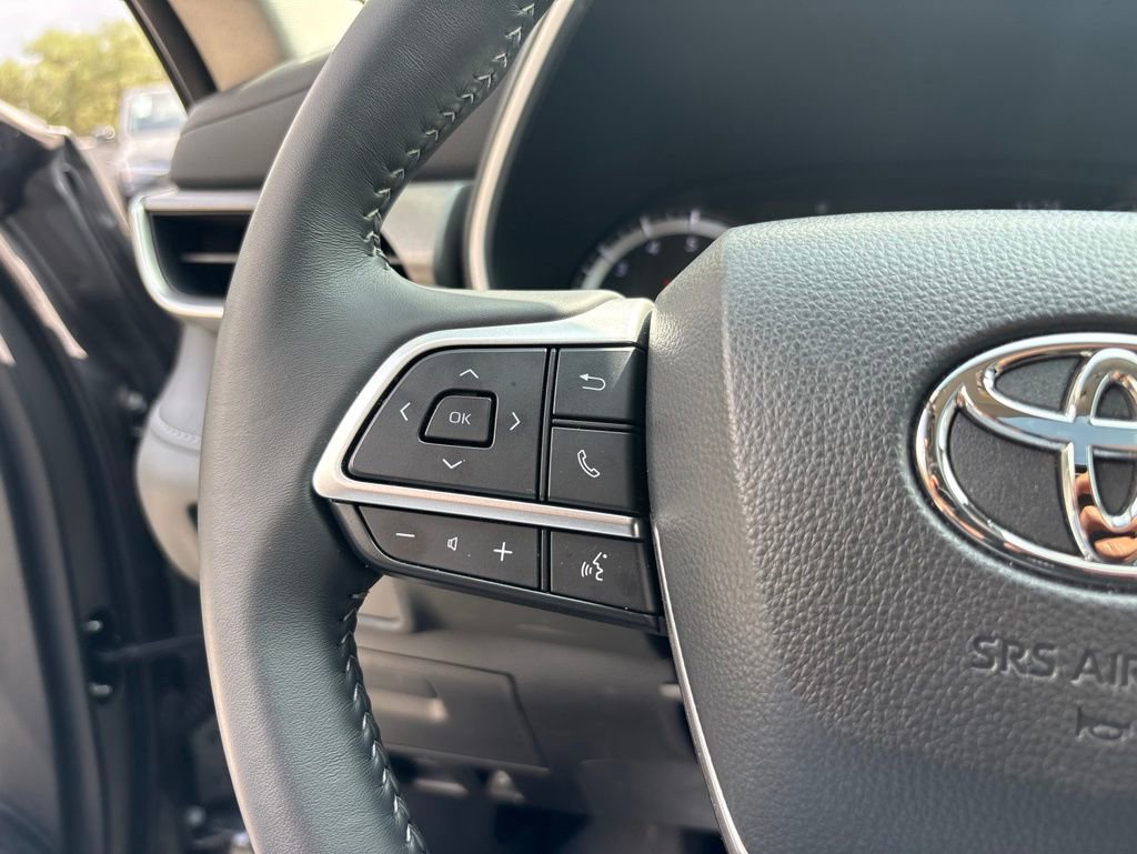 Used 2025 Toyota Highlander XLE FWD image 24