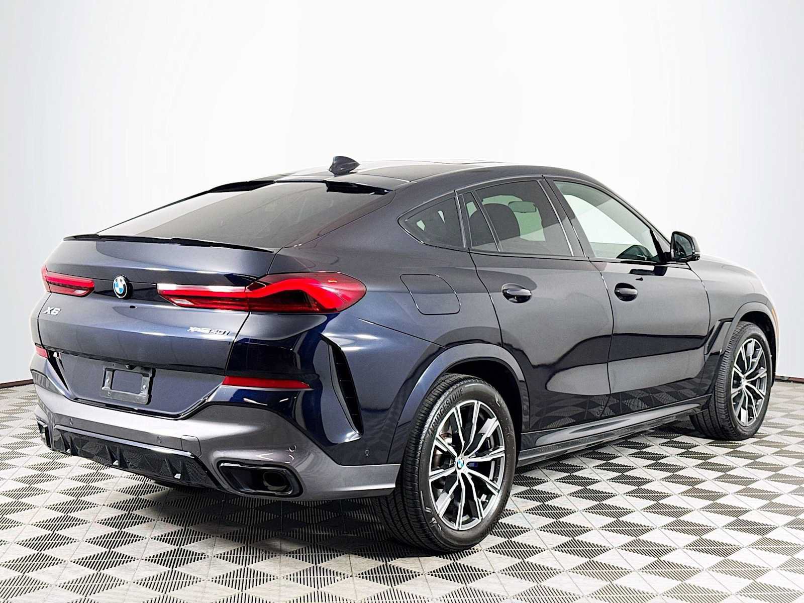 Used 2021 BMW X6 xDrive40i w/ Executive Package AWD/4WD image 5