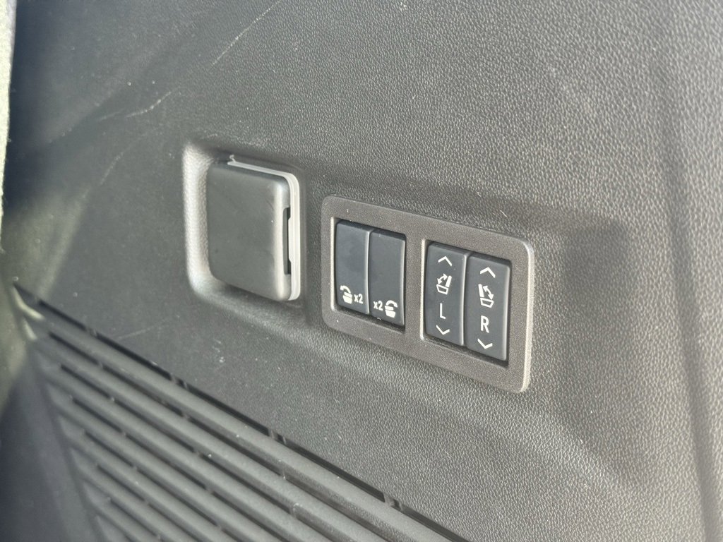 Used 2024 GMC Yukon AT4 w/ Technology Package image 9