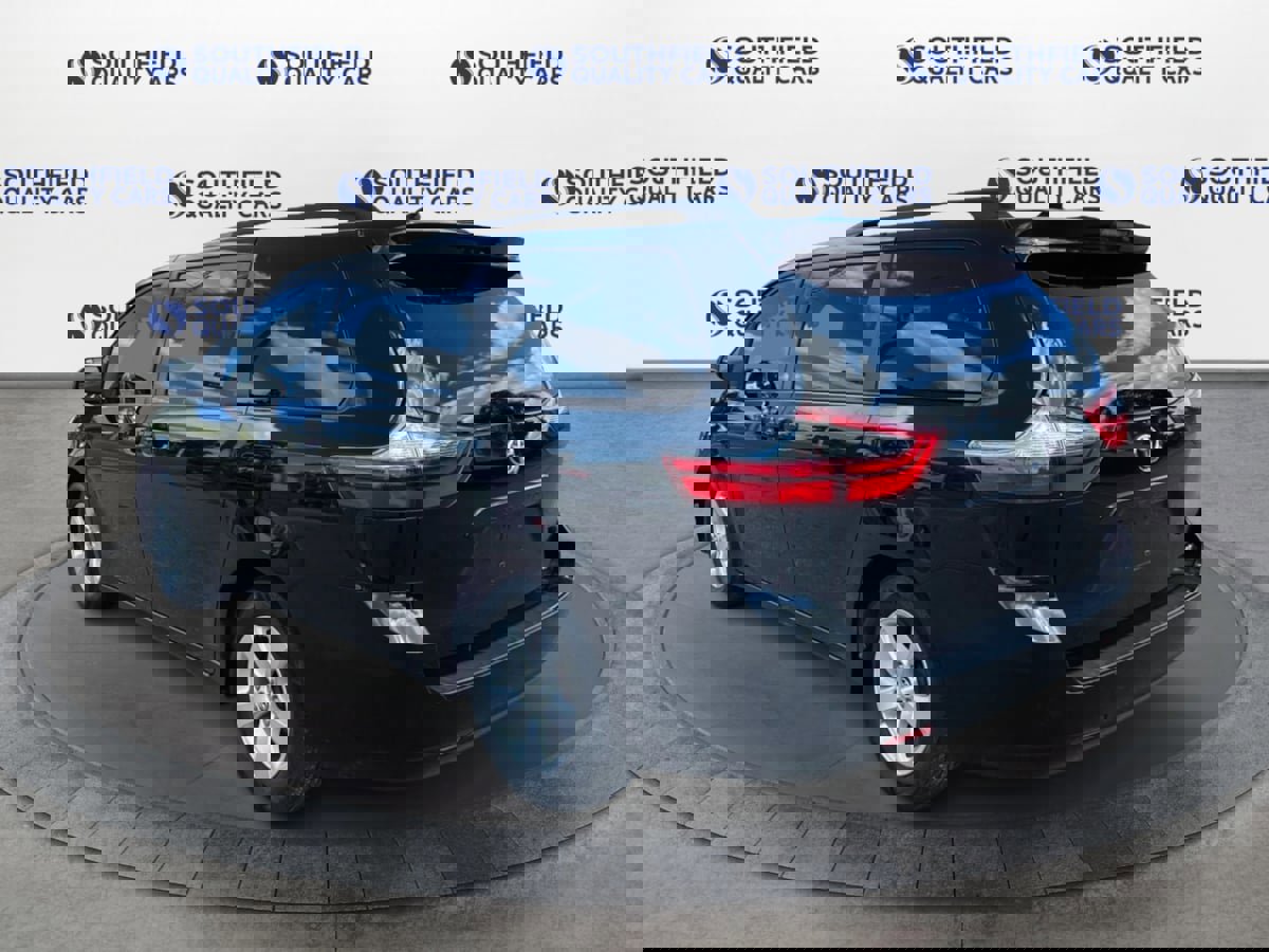 Used 2020 Toyota Sienna LE image 4