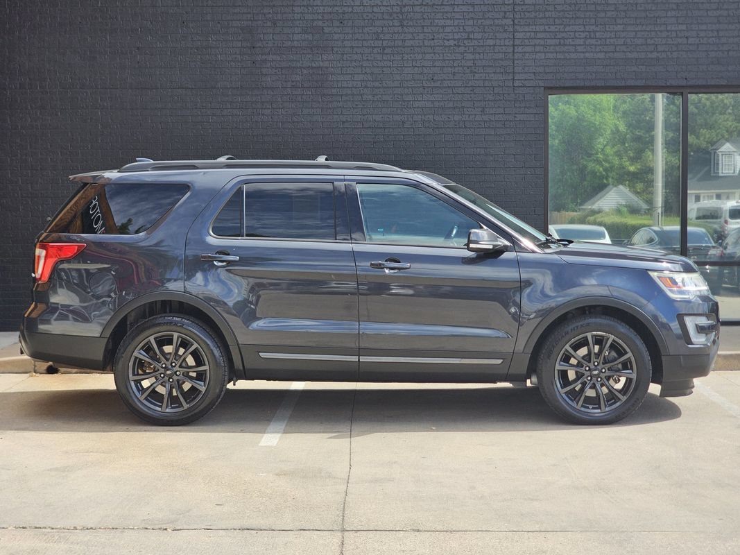 Used 2017 Ford Explorer XLT w/ Equipment Group 202A AWD/4WD image 8