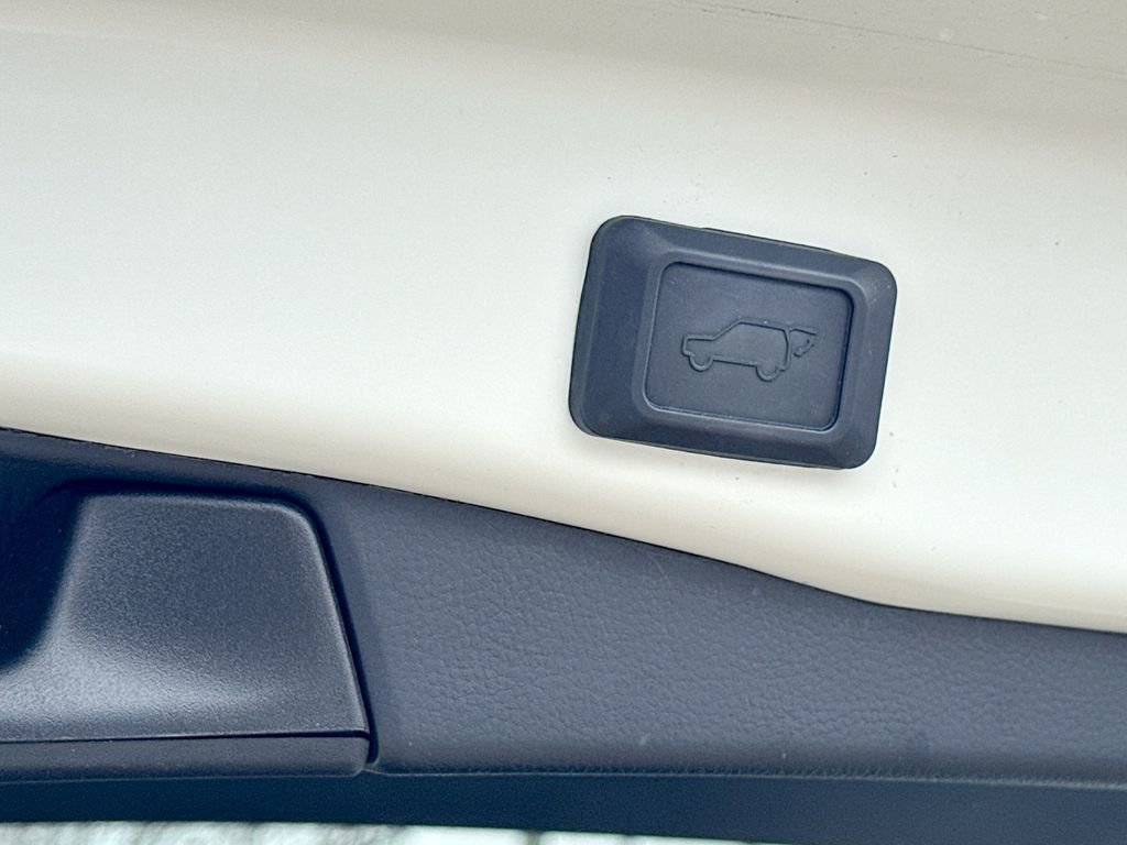 Used 2021 Toyota RAV4 XLE Premium image 34