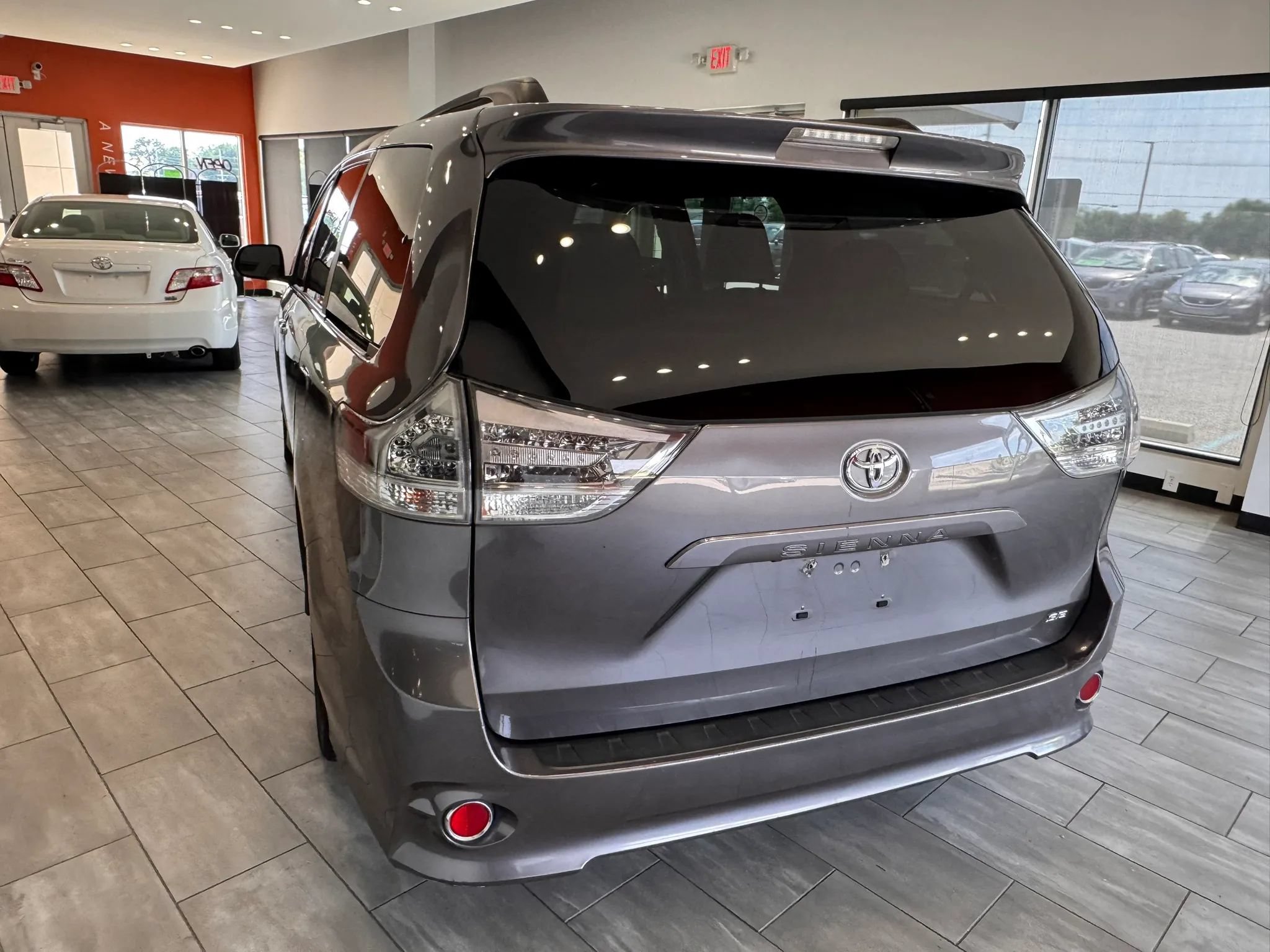 Used 2014 Toyota Sienna SE FWD image 7