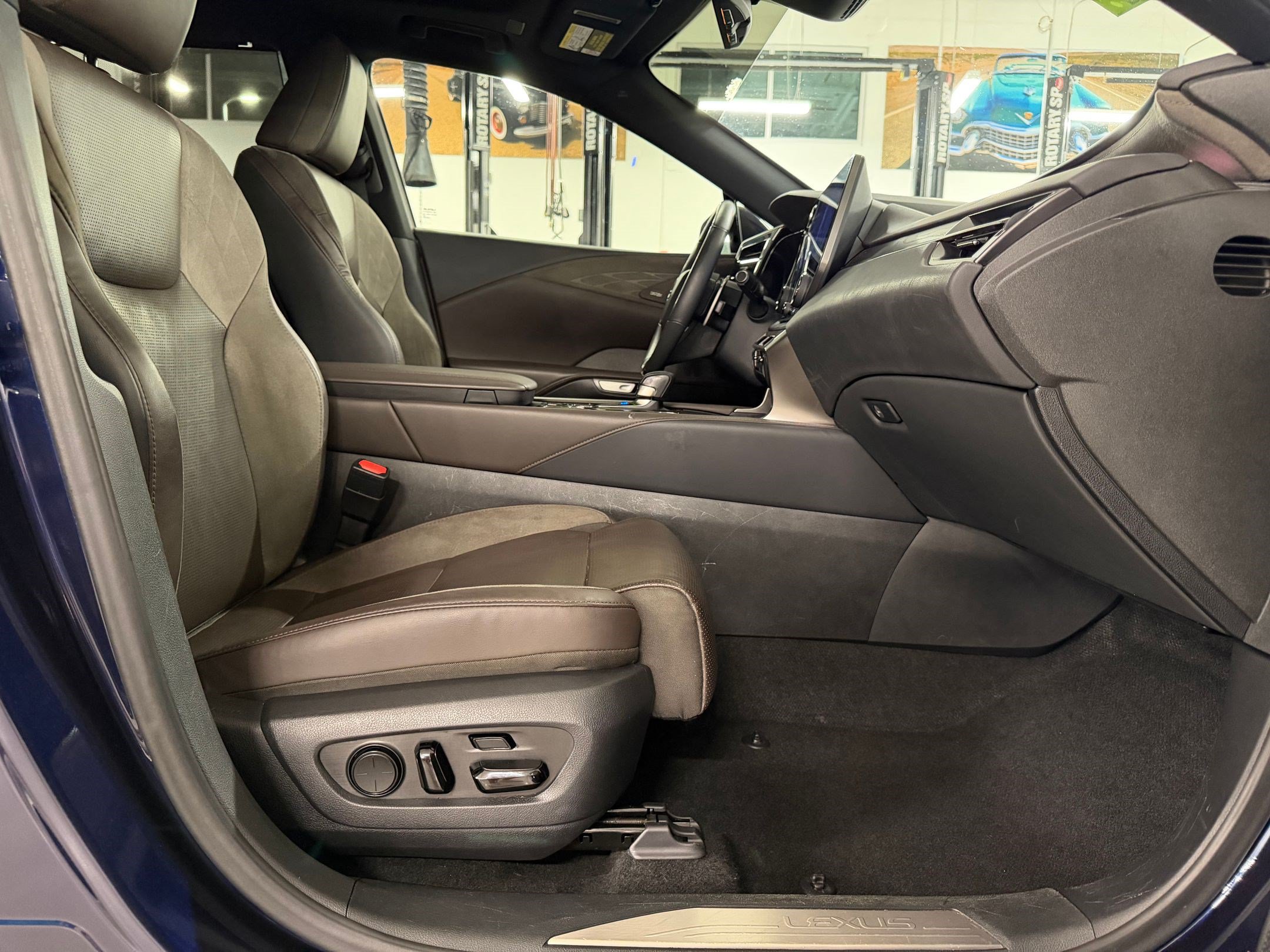 Used 2023 Lexus RX 350 FWD w/ Cold Area Package image 33