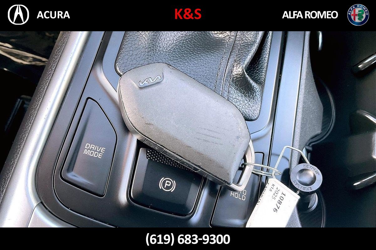 Used 2025 Kia Carnival FWD image 38