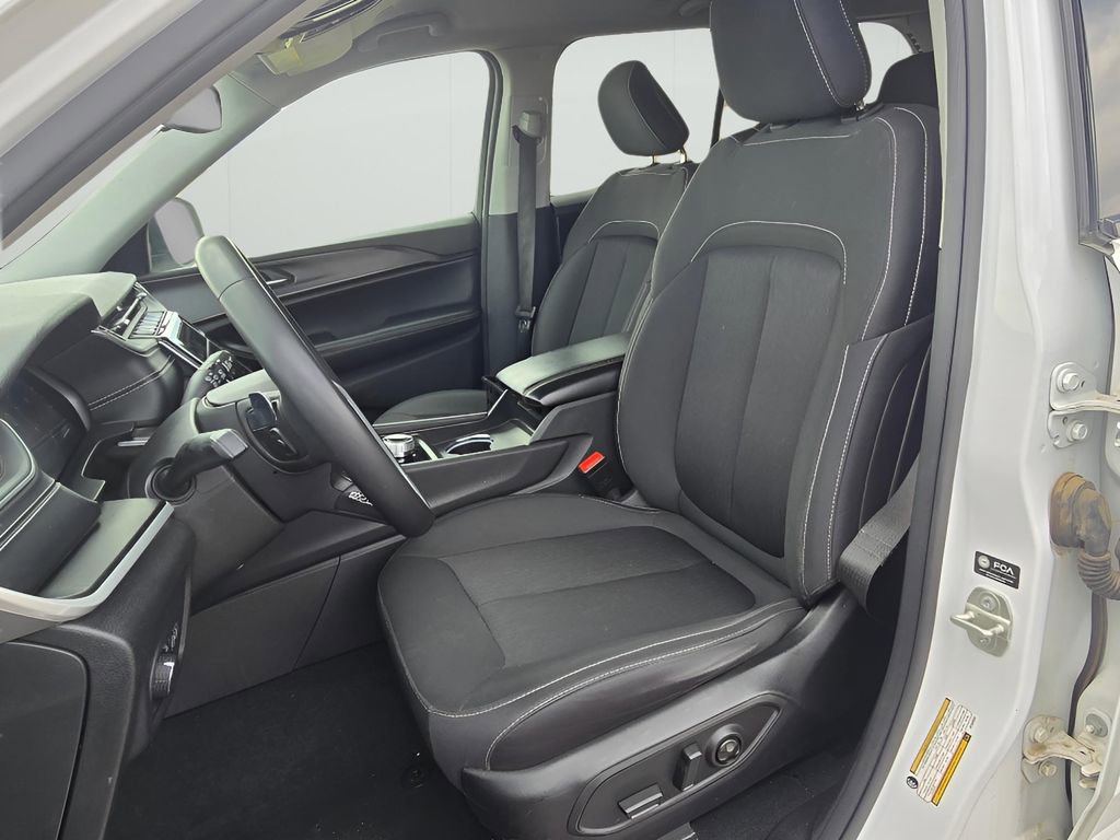 Used 2024 Jeep Grand Cherokee Laredo image 30