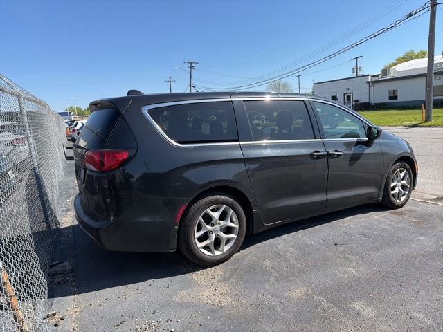 Used 2018 Chrysler Pacifica Touring Plus w/ Tire & Wheel Group FWD image 11