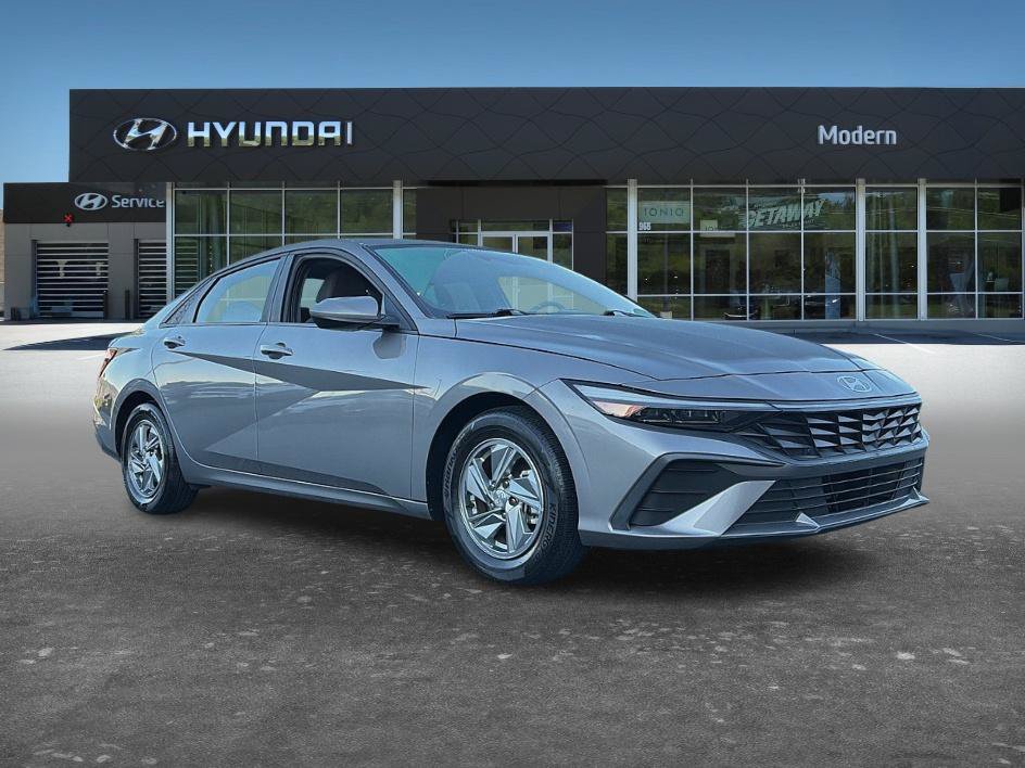 Certified 2024 Hyundai Elantra SE FWD image 3