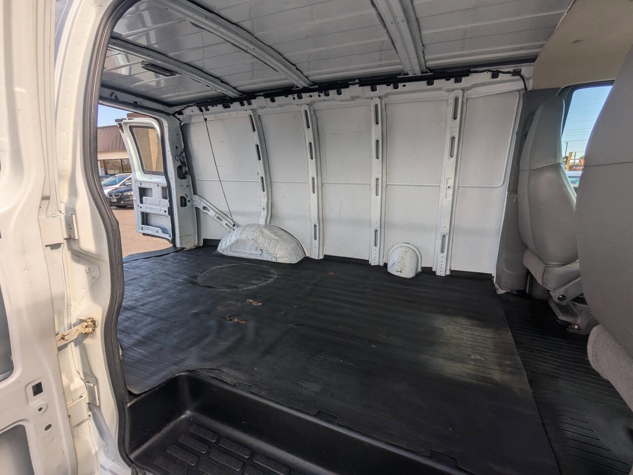 Used 2004 Chevrolet Express 1500 RWD image 17