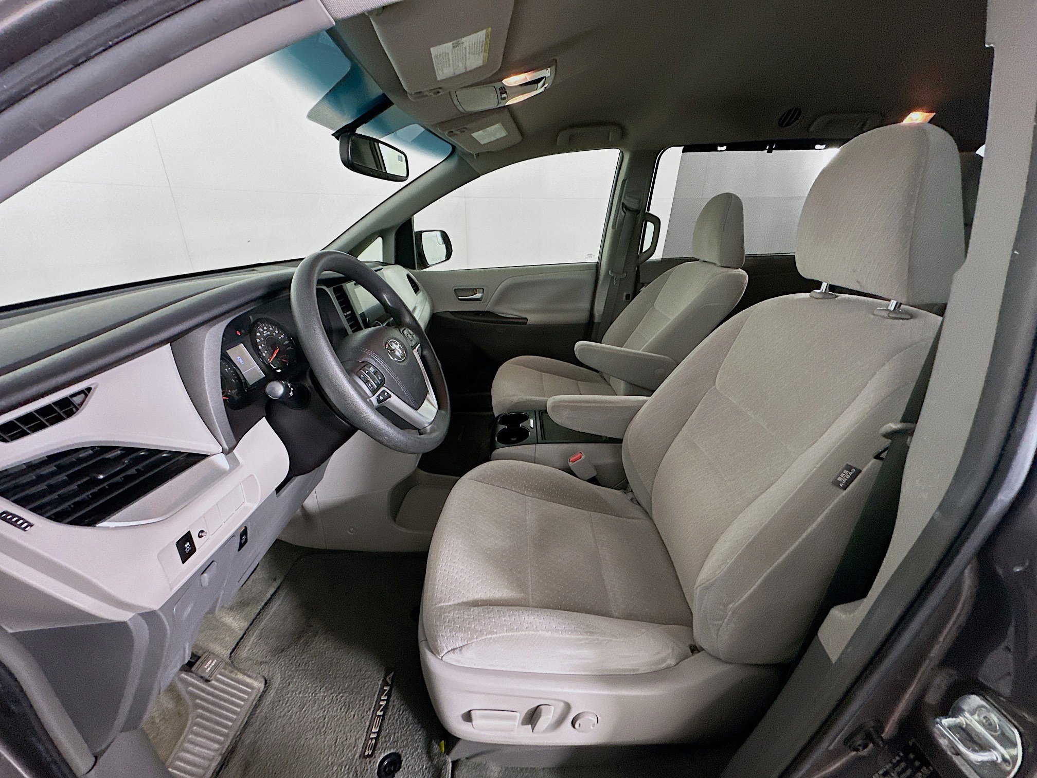 Used 2015 Toyota Sienna LE FWD image 13