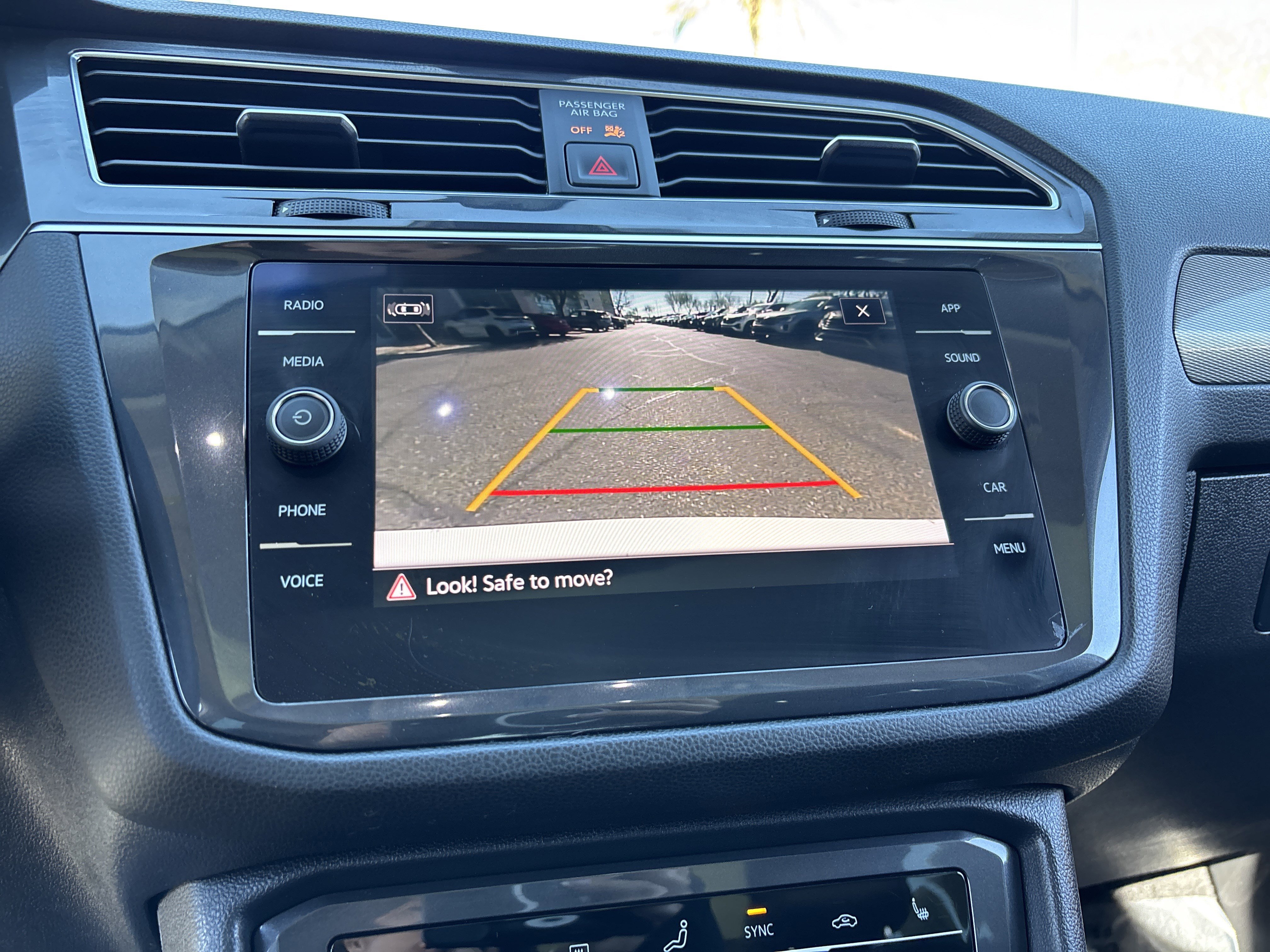 Used 2022 Volkswagen Tiguan SE w/ Panoramic Sunroof Package image 23