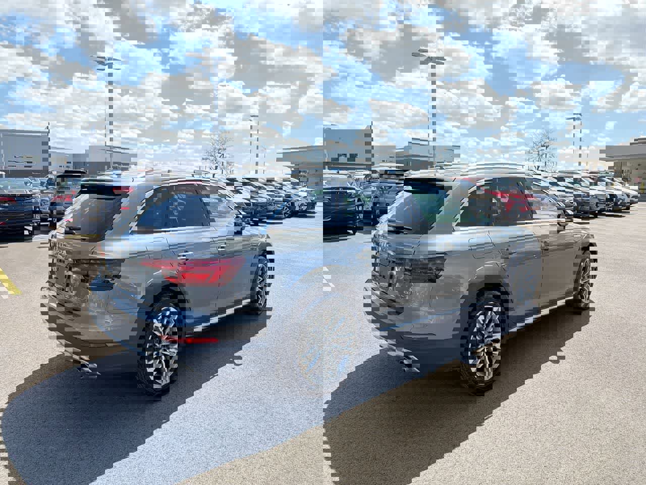 Used 2018 Audi A4 2.0T allroad Premium Plus w/ Premium Plus Package AWD/4WD image 13