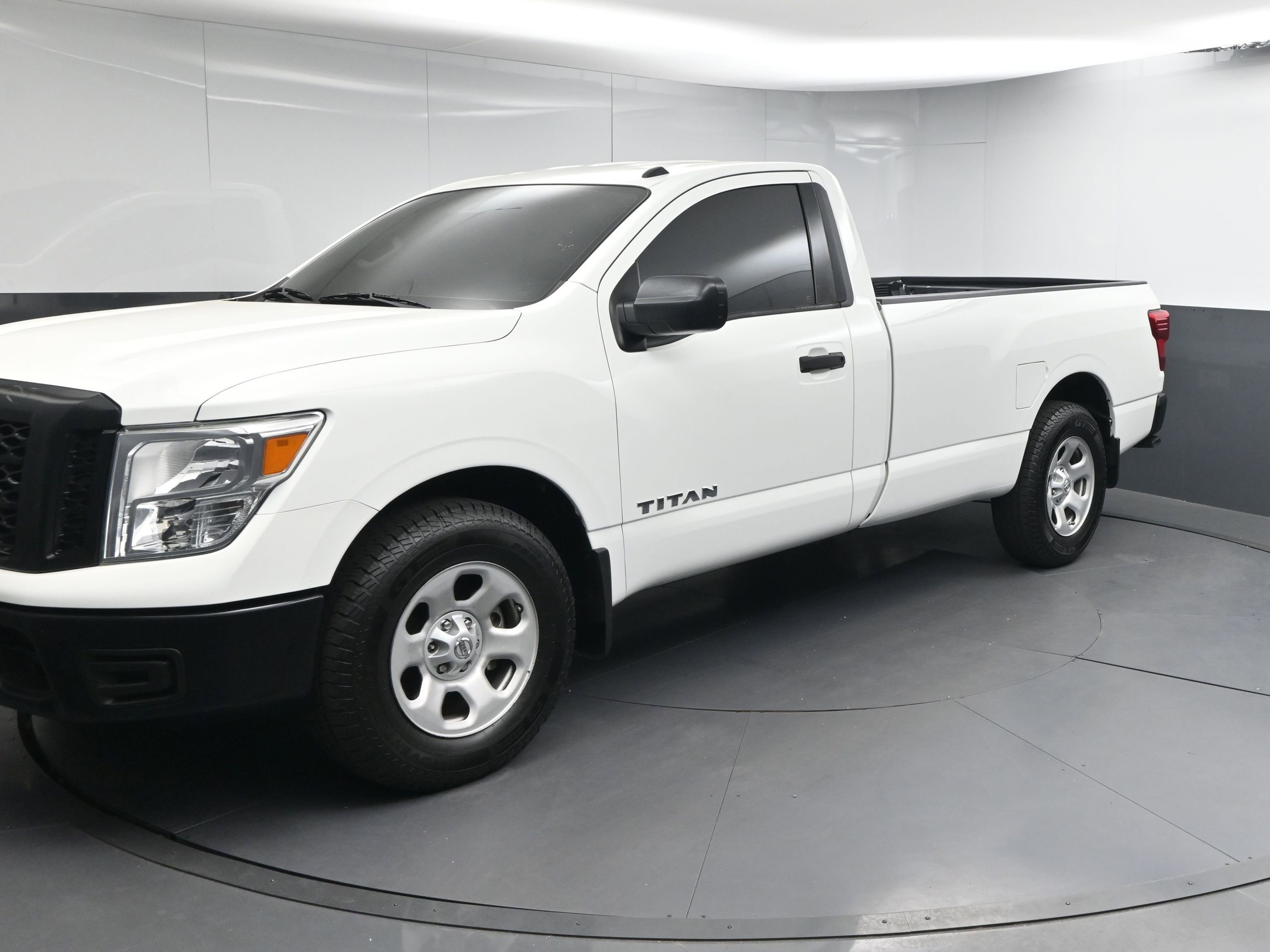 Used 2019 Nissan Titan S image 4