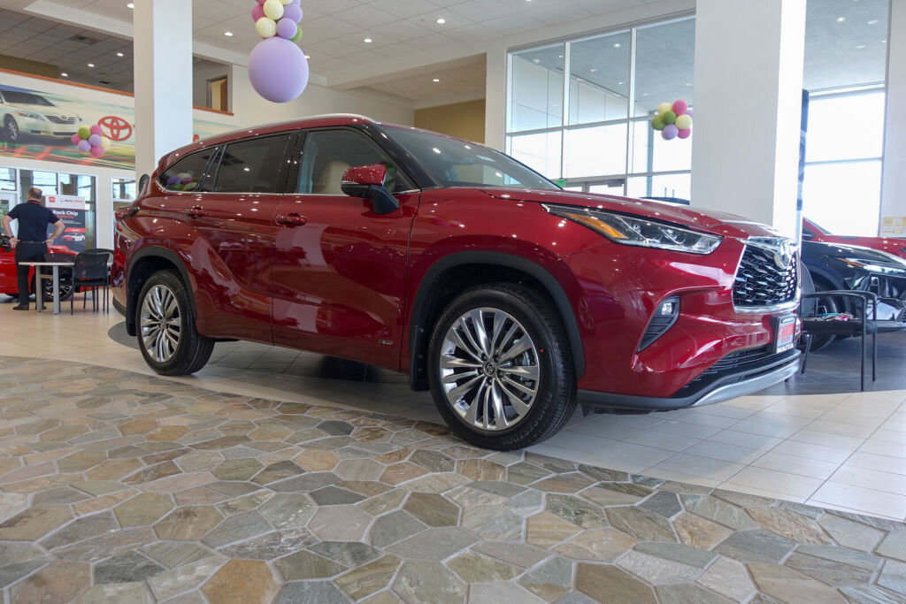 New 2026 Toyota Highlander Platinum image 4