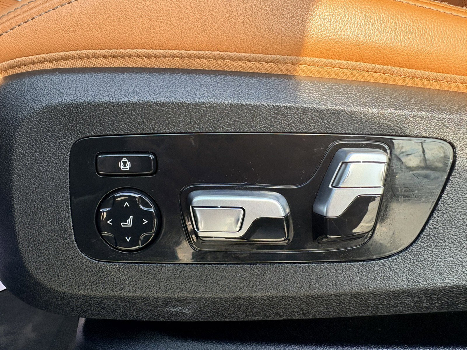 Used 2019 BMW X5 xDrive50i w/ M Sport Package AWD/4WD image 14