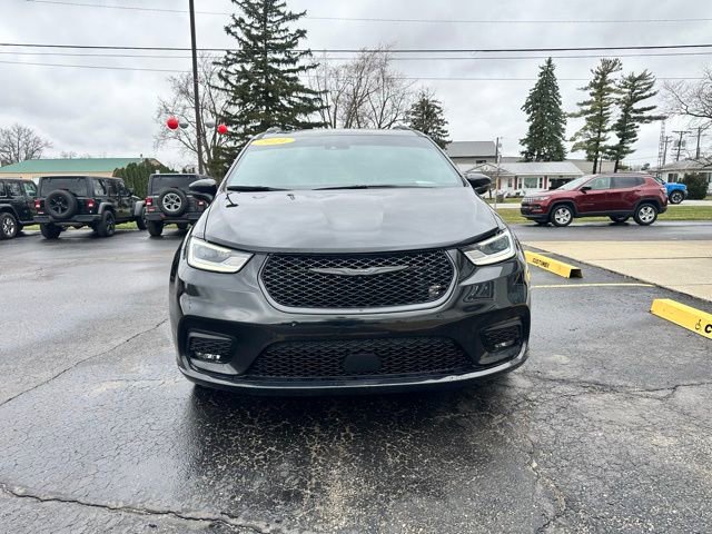 Used 2021 Chrysler Pacifica Touring w/ S Appearance Package image 2