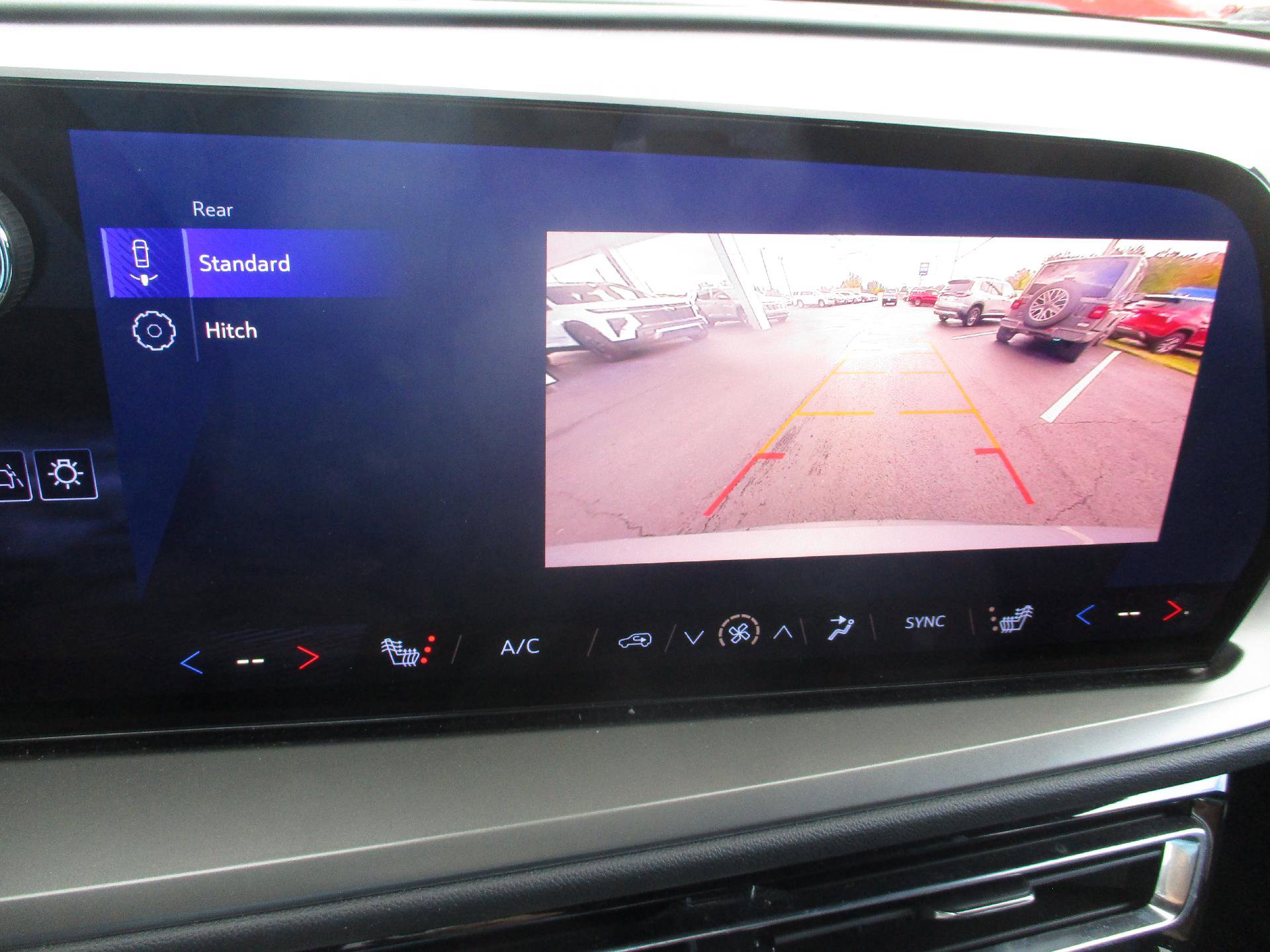 Used 2025 Chevrolet Traverse LT image 20