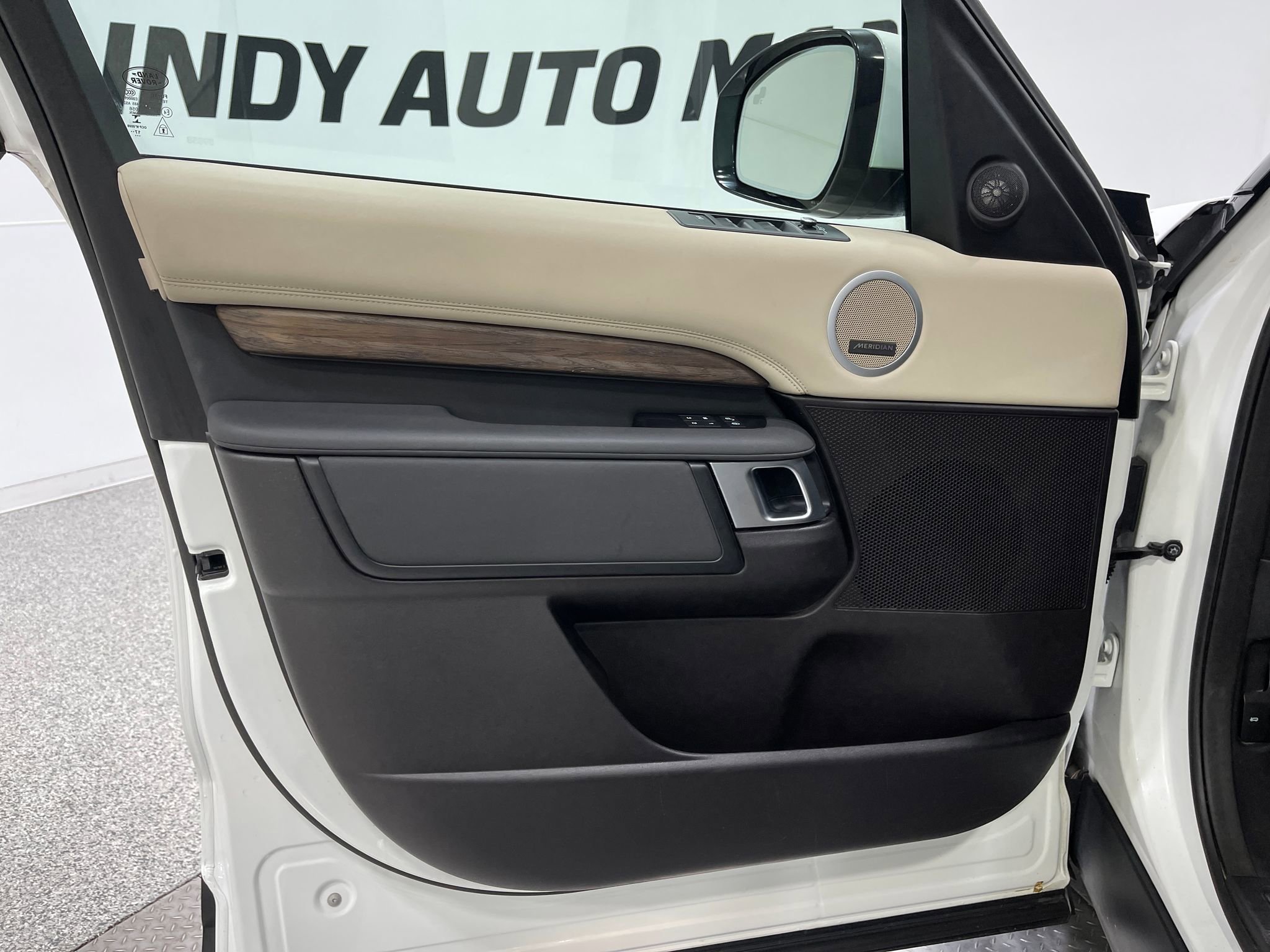 Used 2018 Land Rover Discovery HSE image 15