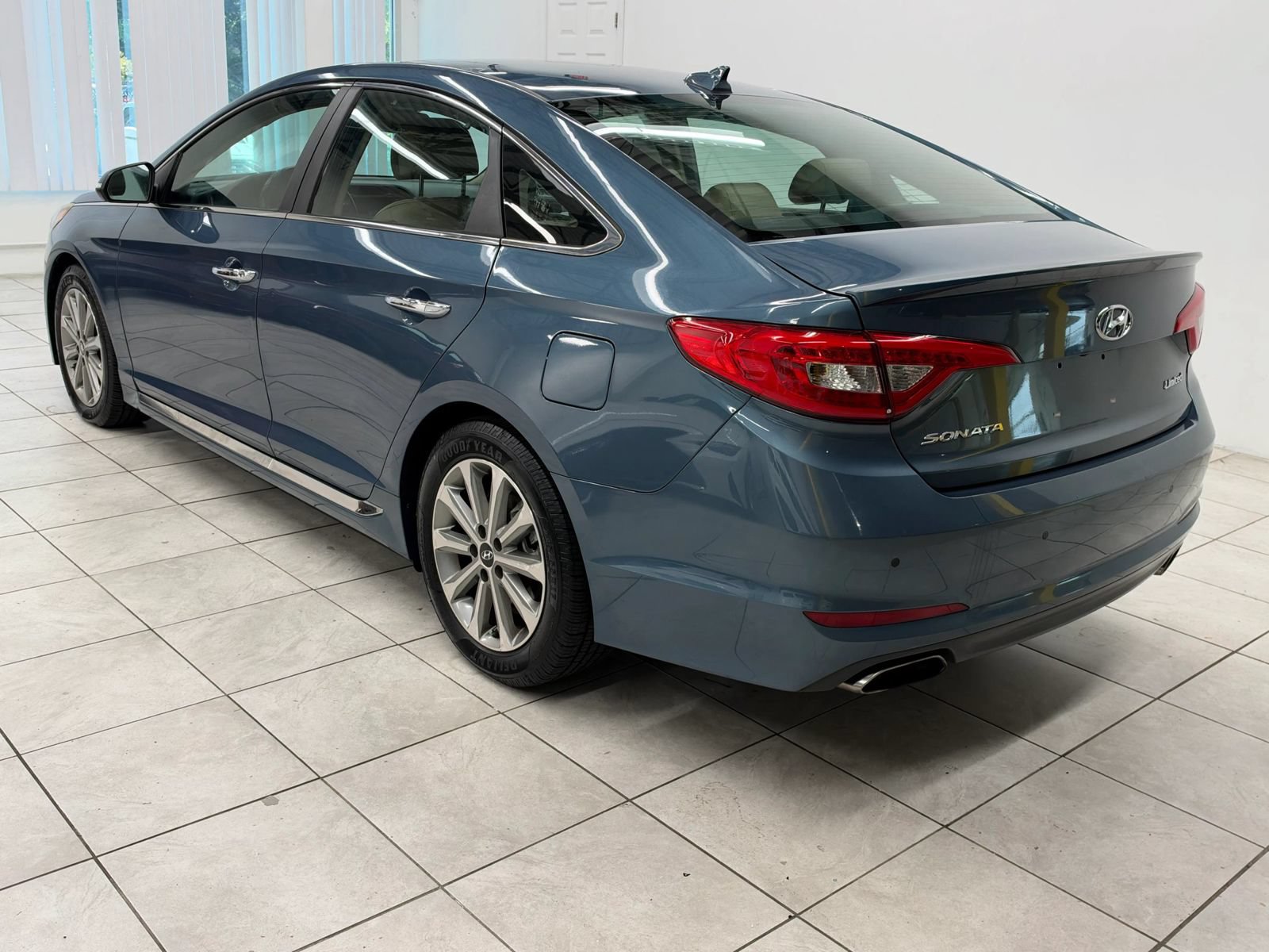 Used 2017 Hyundai Sonata Limited w/ Ultimate Package 04 FWD image 7