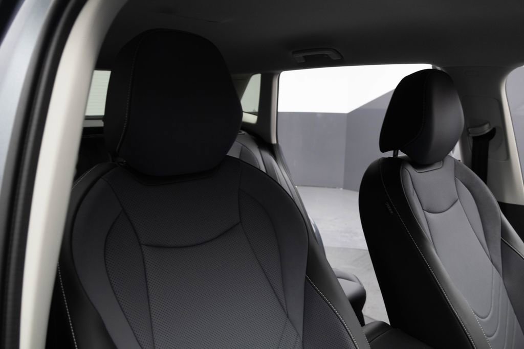 Used 2025 Volkswagen Tiguan SE image 31