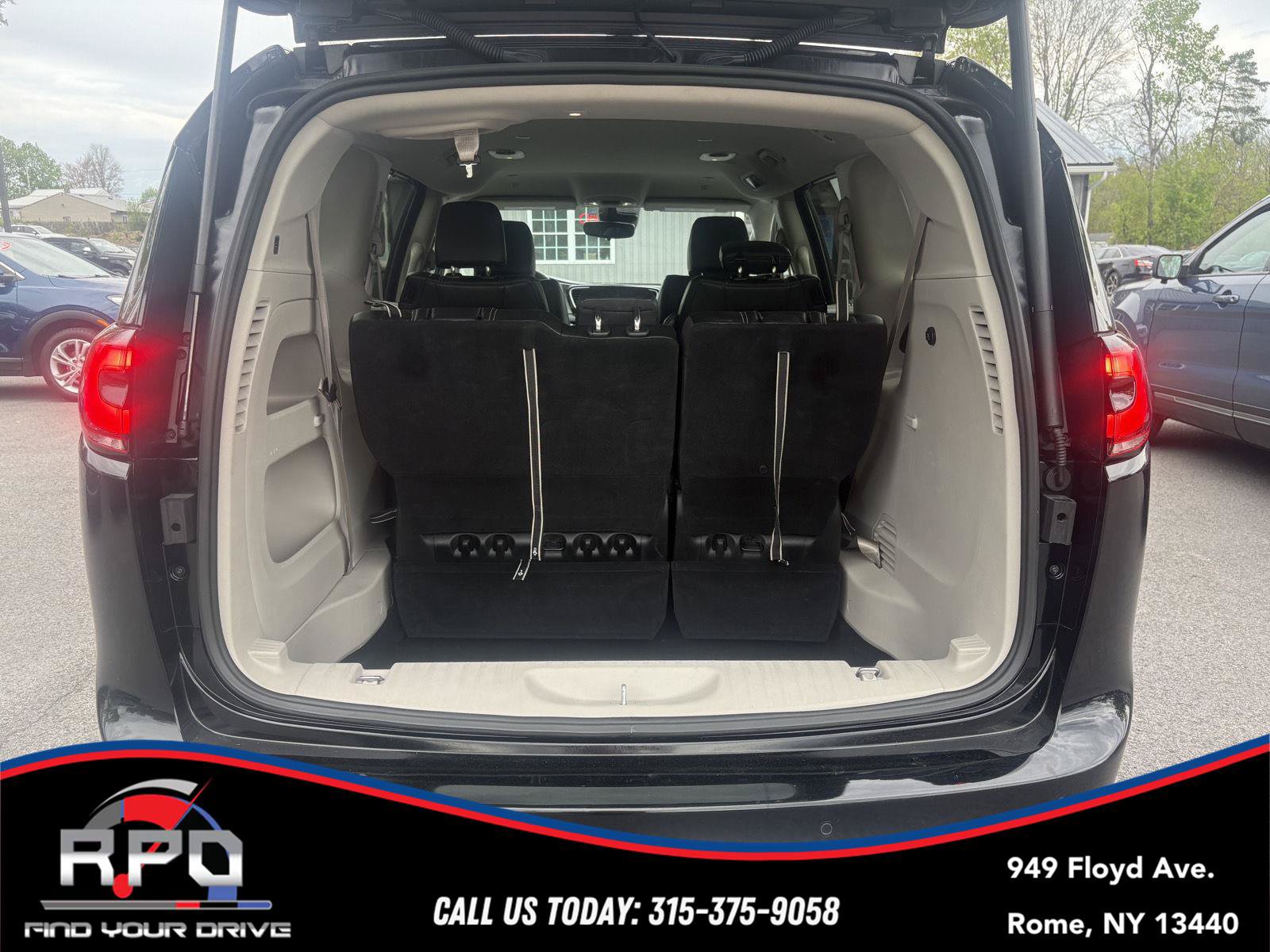 Used 2024 Chrysler Pacifica Touring-L FWD image 30