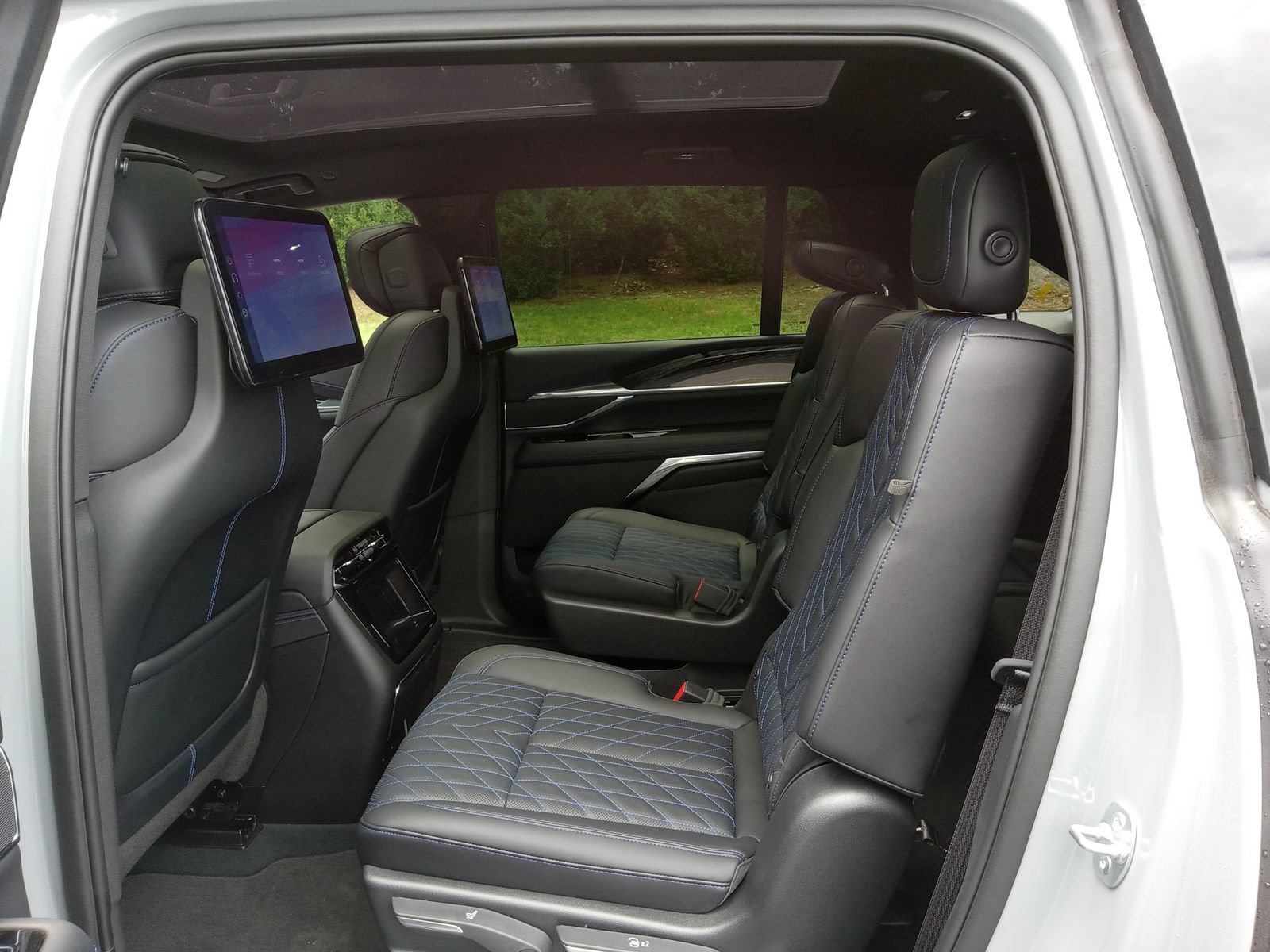 New 2026 Cadillac Escalade IQ Sport 1 w/ LPO, ONYX Package AWD/4WD image 22