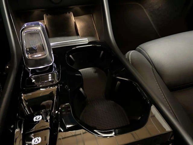 Used 2025 Volvo XC40 B5 Plus image 30