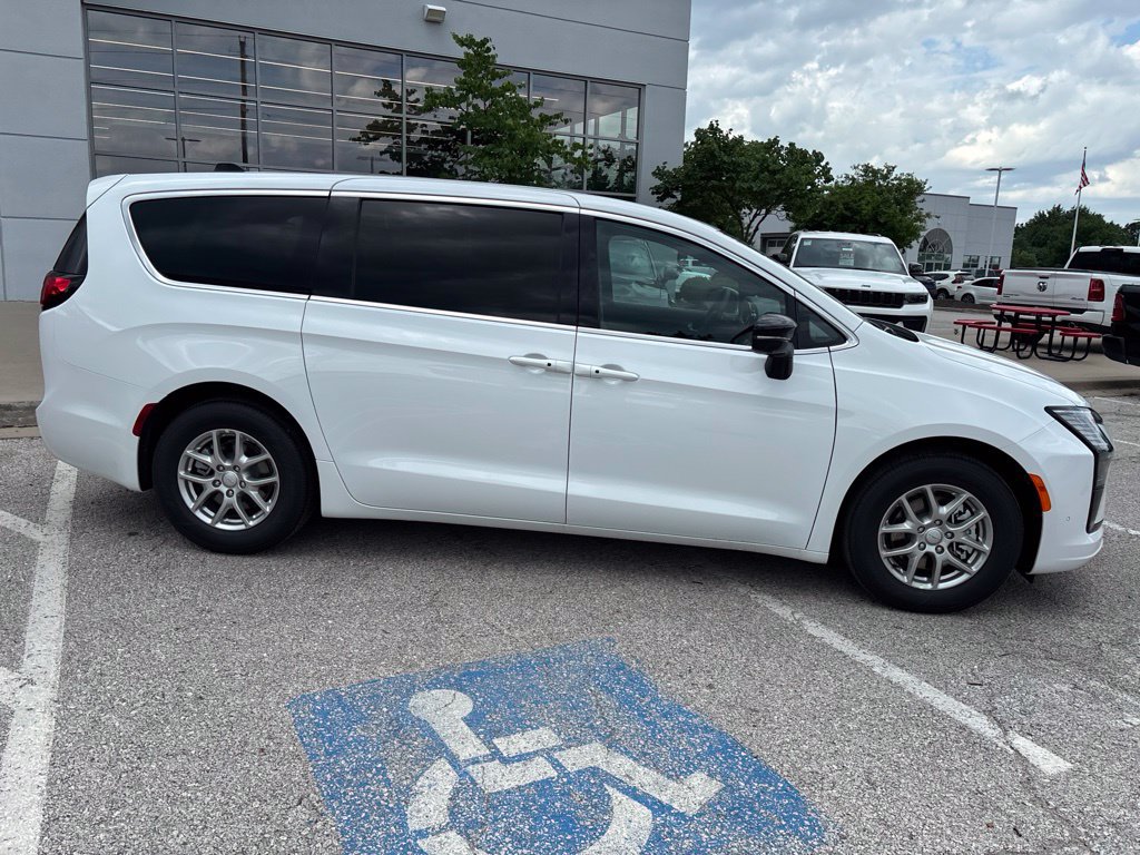 New 2027 Chrysler Pacifica Select FWD image 32
