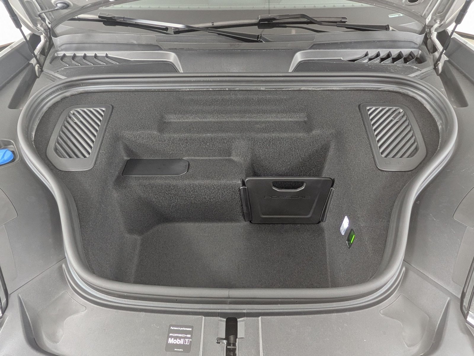 New 2026 Porsche Macan Turbo Electric AWD/4WD image 26