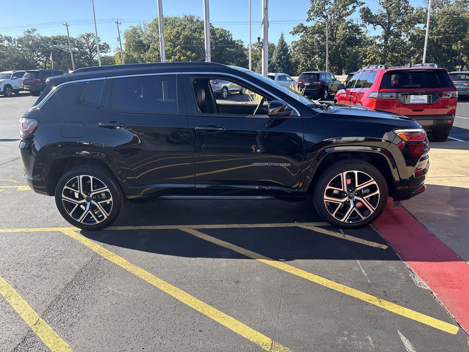 Used 2025 Jeep Compass Limited w/ Elite Group AWD/4WD image 4